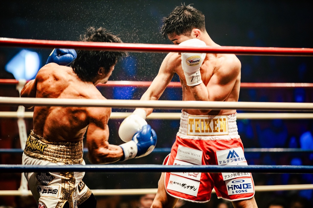 リングで戦うプロボクサー藤田健児