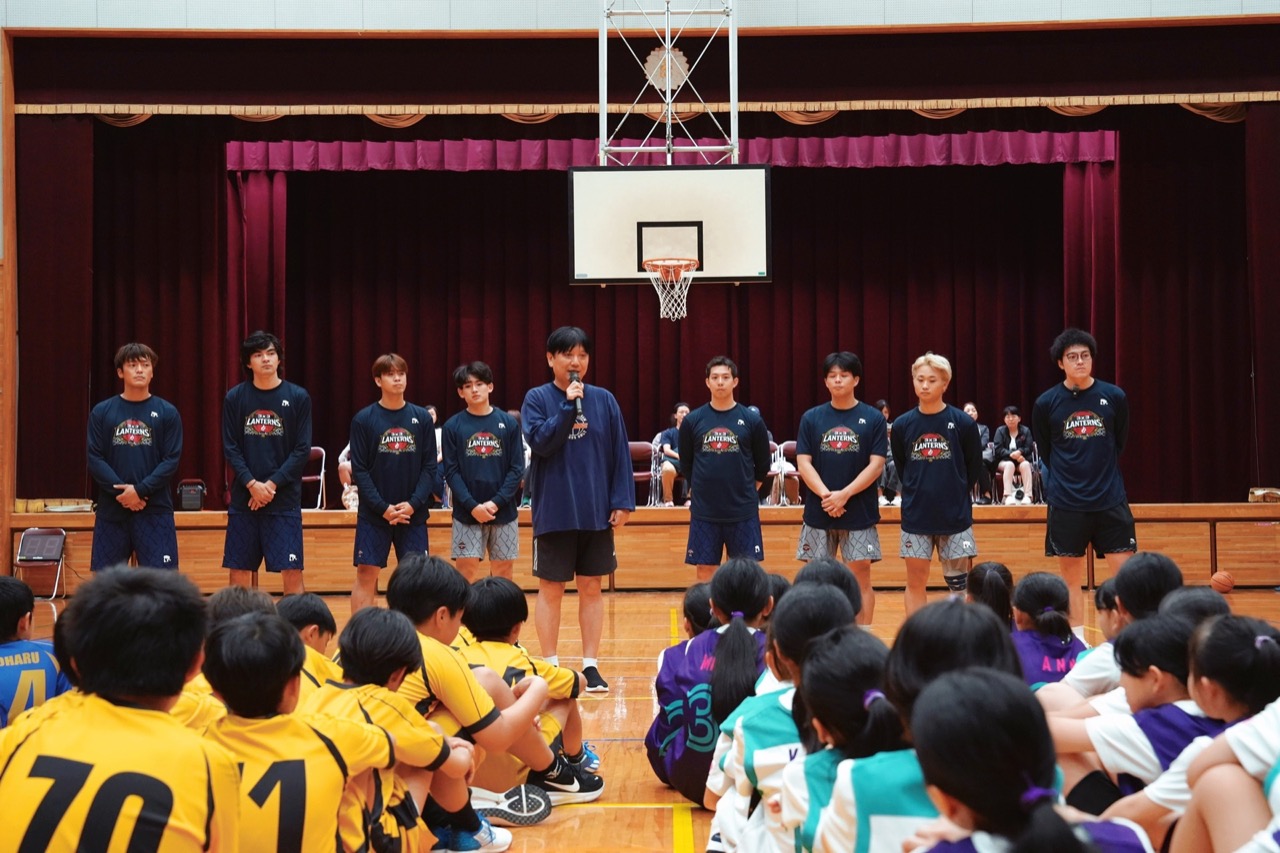 地域の子どもたちの前に立つOEDO / SHITAMACHI LANTERNS 3x3の選手
